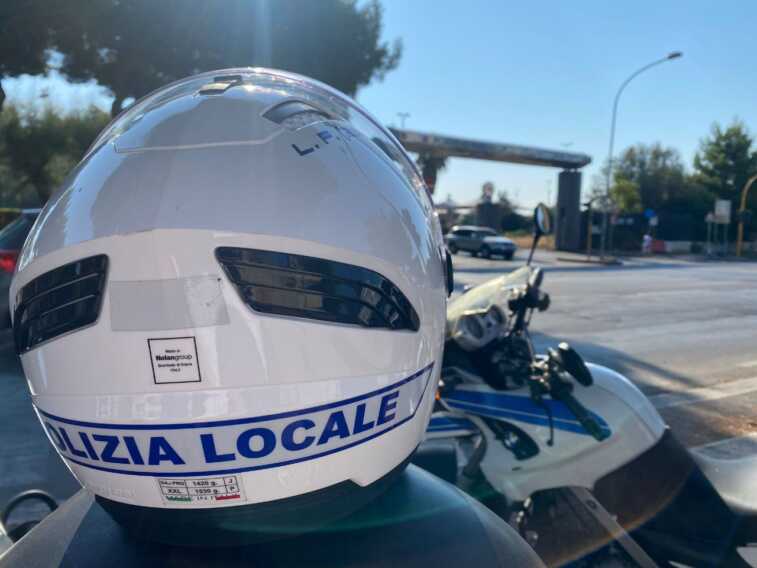 Morsi e testate agli agenti della Polizia locale di Bari: parcheggiatore abusivo condannato a 8 mesi
