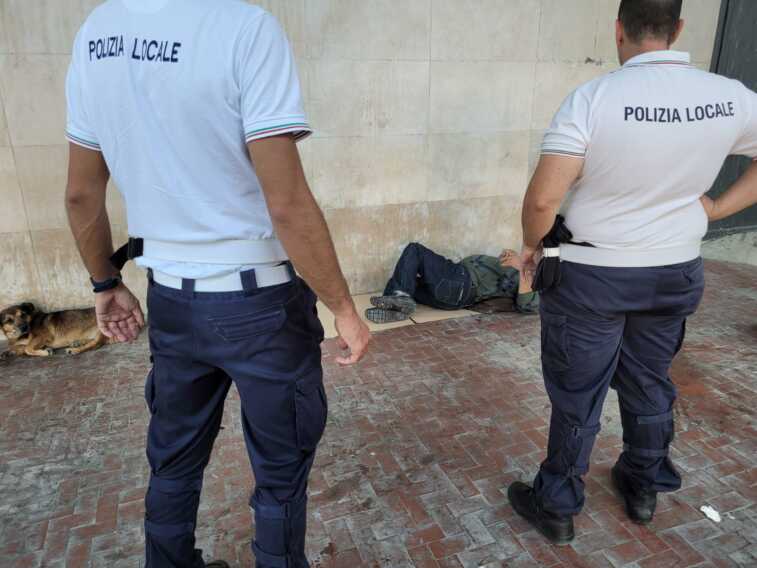 Foggia, senzatetto viene insultato da dei ragazzini: li minaccia con un’accetta