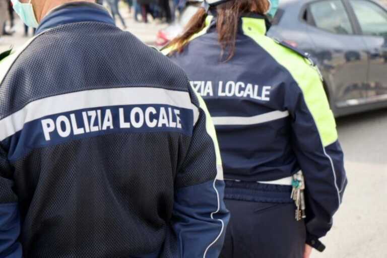 Richiamata per aver parcheggiato male davanti alla scuola, una donna aggredisce la vigilessa a Terlizzi