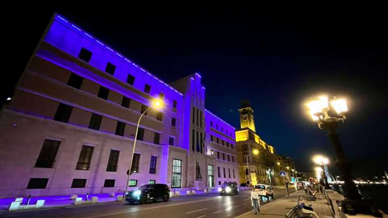 Bari, il palazzo della Regione Puglia si colora di viola per la Giornata mondiale dell’Alzheimer – VIDEO