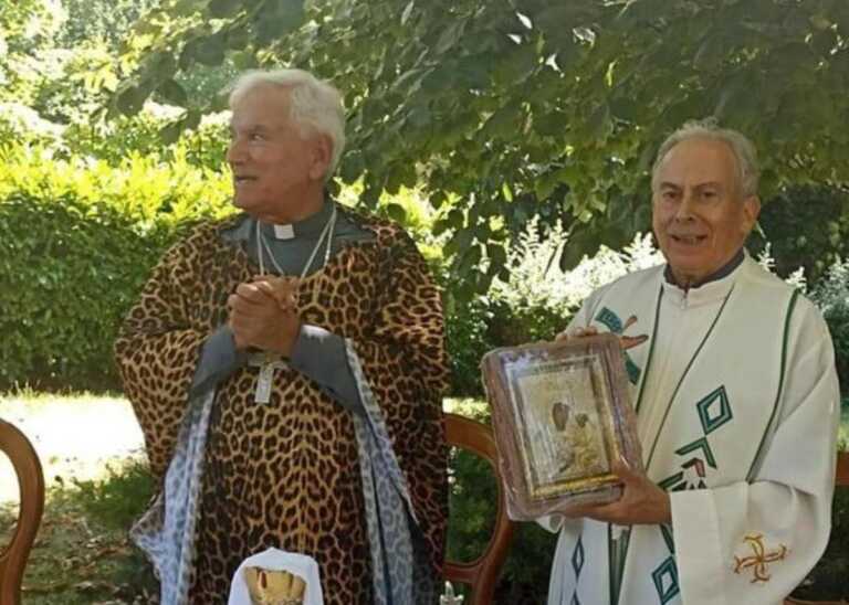 Ruvo, sacerdote celebra la messa con una casula leopardata: il web si scatena. Ma c’è un motivo