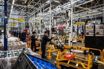 Prezzi e tassi alti bloccano economia, soffre l’industria: previsioni Csc a tinte fosche