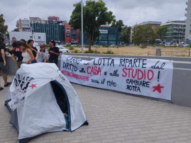 La protesta degli studenti baresi contro il caro affitti: «La nostra lotta riparte dal diritto a casa e studio»