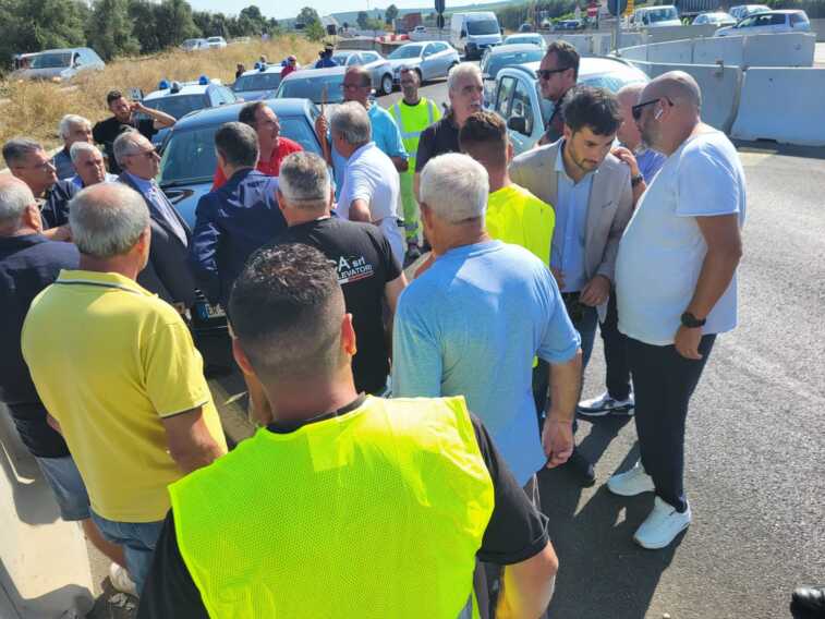 Andria, via ai lavori sulla provinciale 2:  protestano residenti e agricoltori. Traffico bloccato – VIDEO