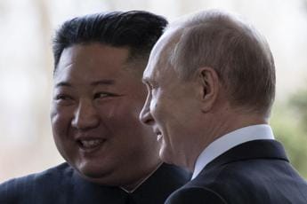 Putin andrà in Corea del Nord. E regala a Kim un fucile