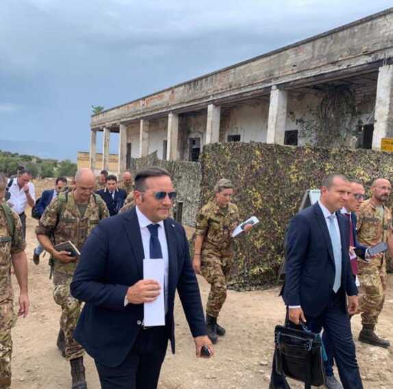 Galleria foto 'Mattarella a Cagnano Varano per l’esercitazione del reparto d’assalto anfibio “Serenissima”' - foto 1