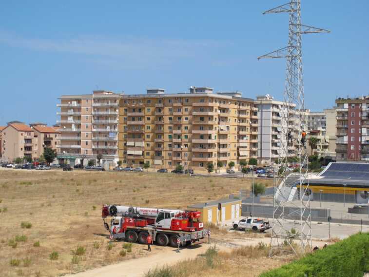 Modugno, abbattuto il primo traliccio al quartiere Cecilia: dopo 40 anni via alla rimozione dell’elettrodotto – VIDEO