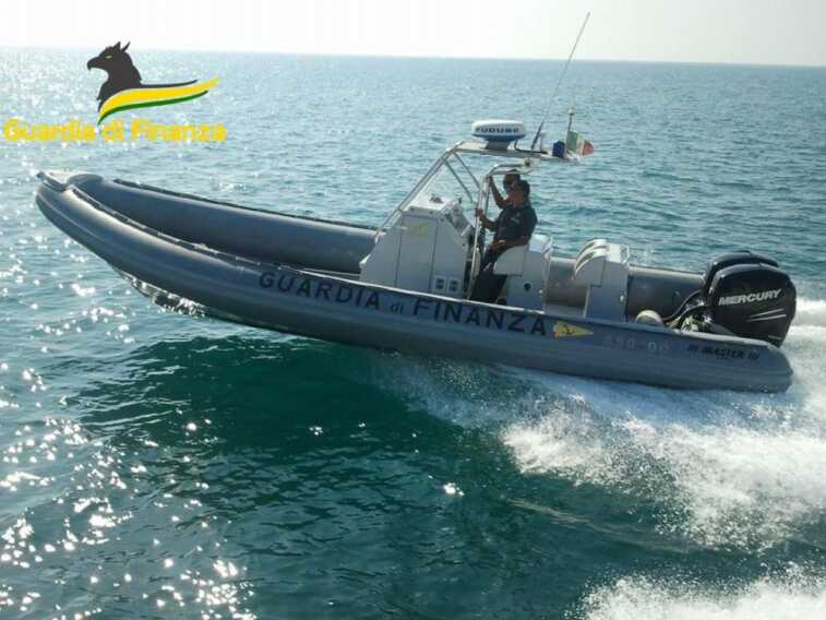 “Bracconieri ittici” denunciati a Casalabate: sorpresi con un quintale di oloturie pescate illegalmente