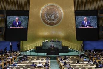 Russia, Lavrov: “Chiediamo fine sanzioni, Usa ci soffocano”