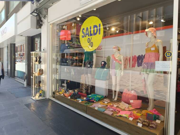 Saldi invernali: i commercianti chiedono di rinviarli. La proposta in Conferenza delle Regioni