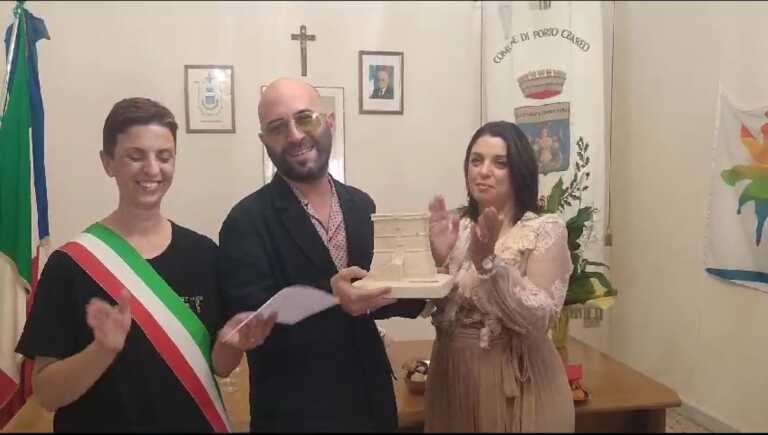 Giuliano Sangiorgi è cittadino onorario di Porto Cesareo. La sindaca: «È tutta un’emozione» – VIDEO