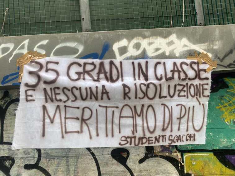 I 35 gradi in classe allo Scacchi a Bari, gli alunni: «Meritiamo di più»