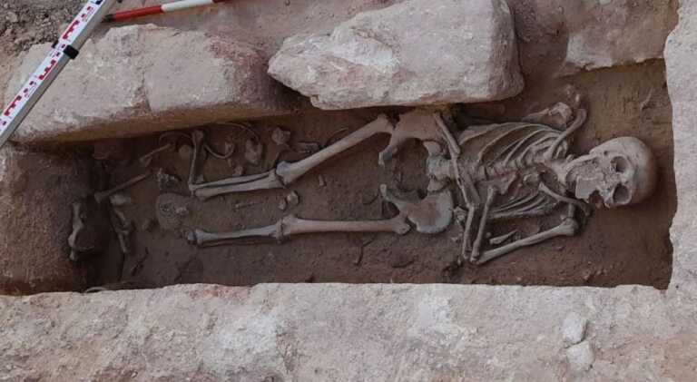 Casarano, trovato uno scheletro umano durante i lavori di riqualificazione: forse di epoca medievale