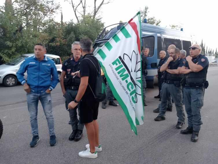 Galleria foto 'Ex Ilva, via allo sciopero di 24 ore. I lavoratori presidiano portinerie e strade di accesso alla fabbrica – VIDEO' - foto 3