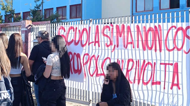 Bari, studenti in sciopero al “Marco Polo”: «La scuola ci ascolti e risponda alle esigenze di tutti» – VIDEO