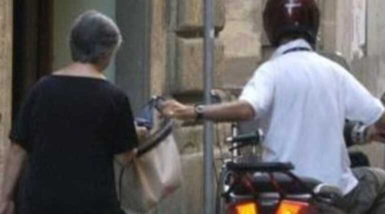 Bari, tenta di “scippare” un’anziana a San Pasquale: fermato dalla polizia con l’aiuto di tre 17enni