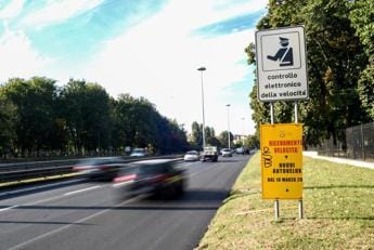 Sicurezza stradale, Altroconsumo: “Con auto in città a 30 km traffico più fluido e meno incidenti”