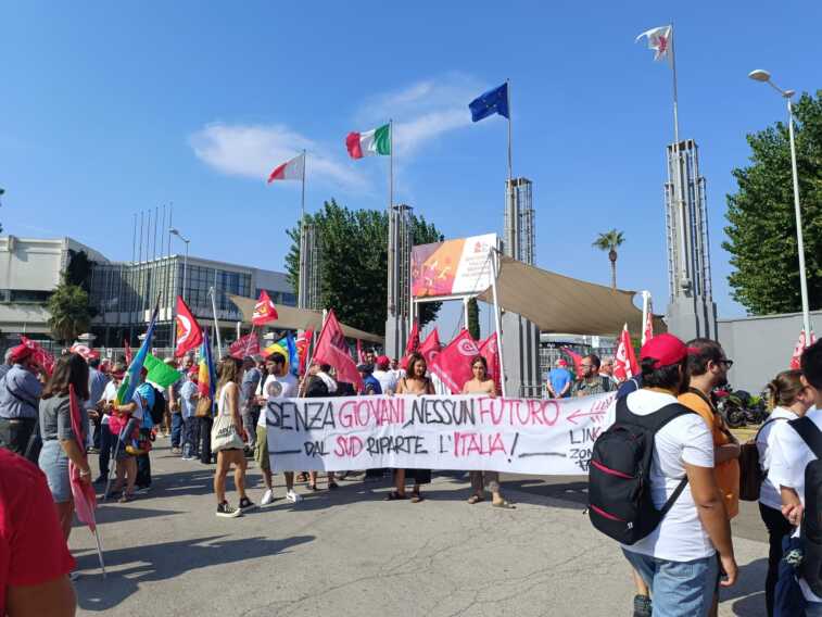 Autonomia, migranti, scuola e sanità. A Bari sit-in di associazioni e sindacati: «Il Governo penalizza il Sud»