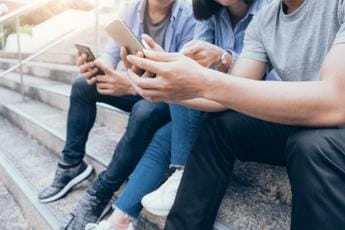 Smartphone accelera pubertà dei maschi, lo studio