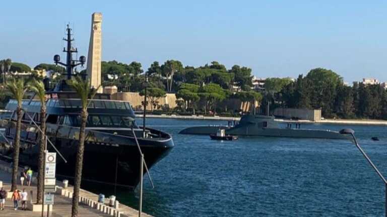 Brindisi, un sottomarino spunta in porto accanto al lussuoso yacht di Armani e alla nave Garibaldi