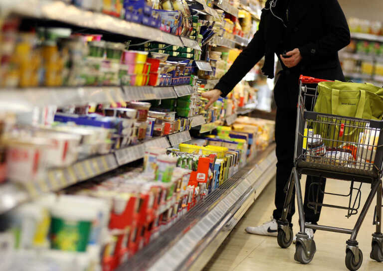 L’inflazione non molla la presa: prezzi giù a rilento e bollette più salate
