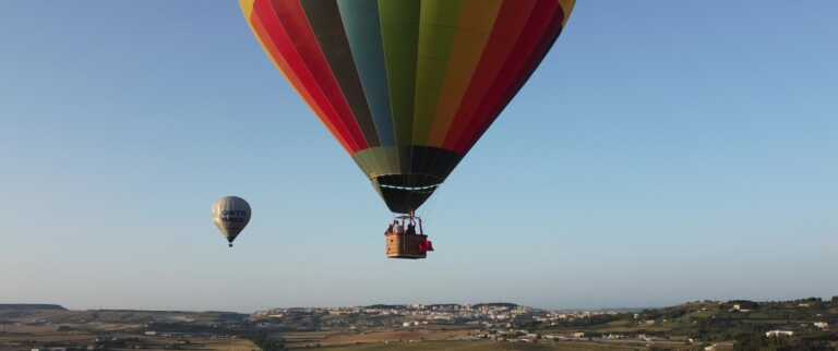 Decine di mongolfiere nei cieli della Terra delle Gravine: arriva in Puglia il Canyon balloon festival – VIDEO