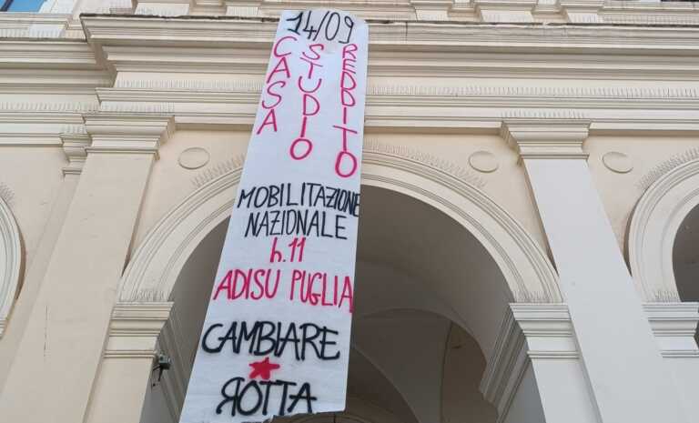 Studenti di nuovo in piazza a Bari, la protesta davanti all’Adisu: «Diciamo basta al caro affitti»