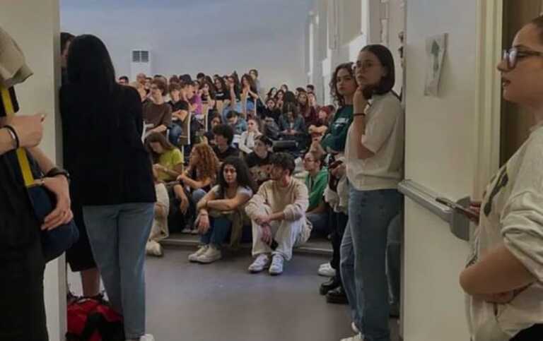 All’UniBa aule piene e affollate: gli studenti scrivono per terra. E spunta la piattaforma per mappare le criticità