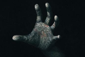 Talk to me, al cinema da oggi 28 settembre il film horror più spaventoso dell’anno