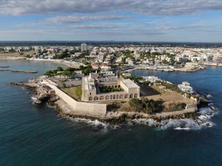 “Off-White” celebra la Puglia a Trani: il brand internazionale in città per una collezione ispirata a Nugnes