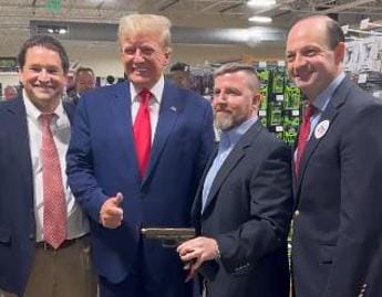 Trump in armeria per comprare una pistola Glock, video è virale ma scompare