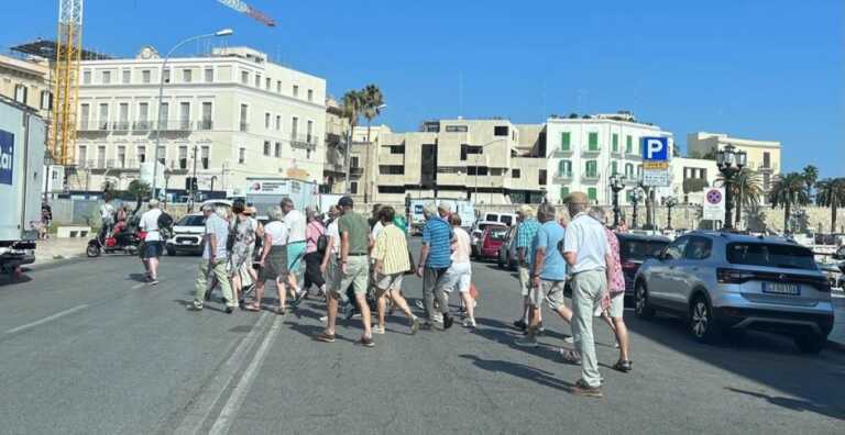 Bari, l’estate non è finita: la città invasa da visitatori e turisti. Sold-out per i siti culturali