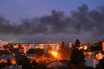 Ucraina, atteso annuncio Biden su nuovi aiuti militari. Attacco a Kiev: 7 feriti