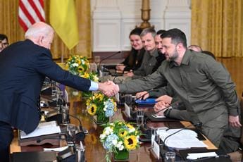 Ucraina, dagli Usa aiuti a Kiev. Zelensky: “Voi date soldi, noi diamo vite”