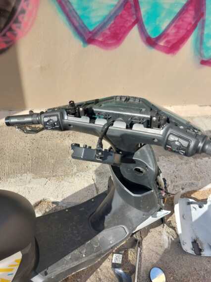 Galleria foto 'Bari, danneggiate due auto e uno scooter in sharing. Pikyrent: «Pensiamo di sospendere il servizio di notte»' - foto 2