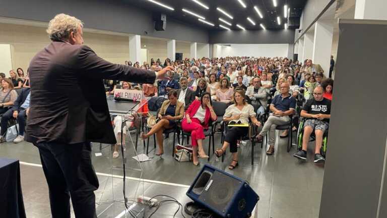 Ottocento assistenti sociali a Bari per discutere di welfare: «Capaci di rispondere a un’infinità di problemi» – VIDEO
