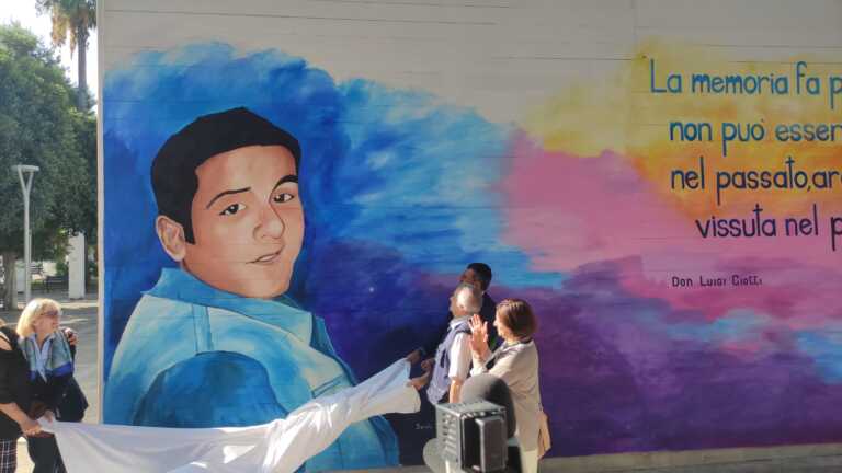 Bari, a vent’anni dall’omicidio Gaetano Marchitelli rivive in un murales: «Ci accompagnerà per sempre»