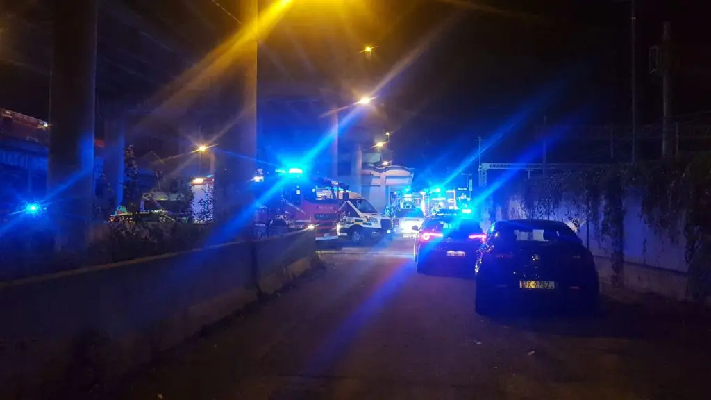 Tragedia a Mestre: autobus di linea cade da un cavalcavia e si incendia. Almeno 21 le vittime, diversi feriti