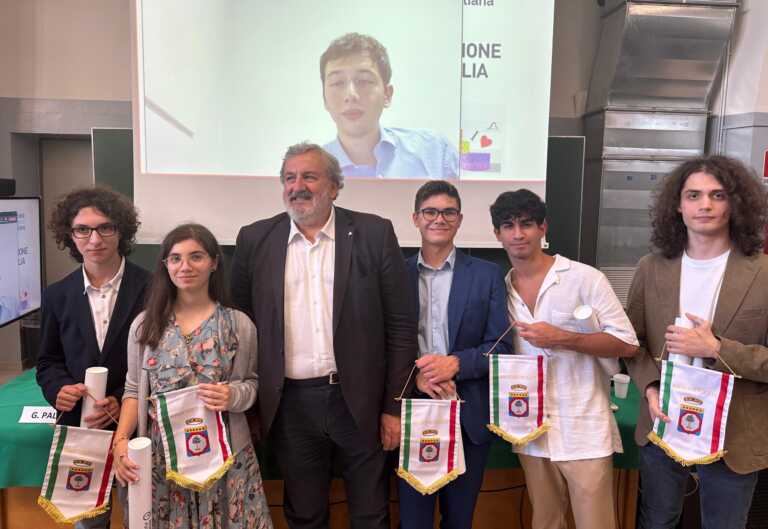 Giochi della Chimica, Emiliano incontra gli studenti pugliesi: «Punto di riferimento per il futuro» – VIDEO