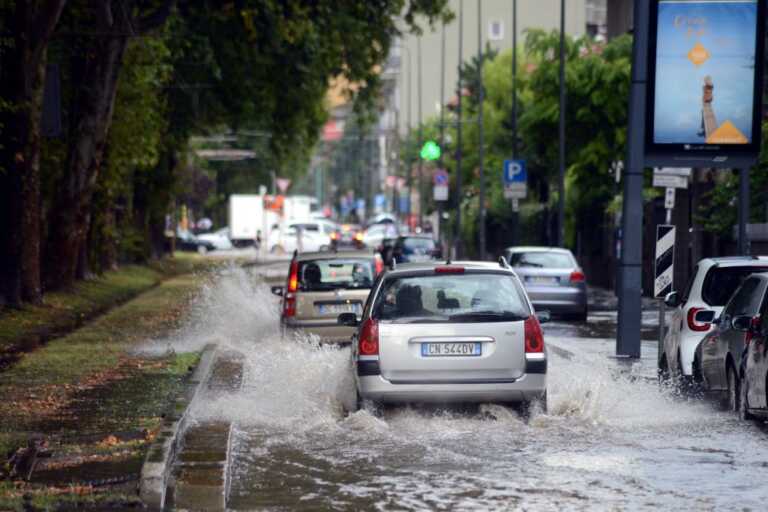 Galleria foto 'Maltempo a Milano, esondato il Seveso a Niguarda. Allagati sottopassi' - foto 1