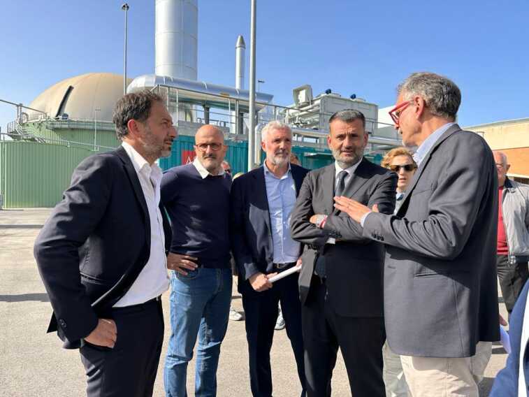 Bari, presentati i nuovi mezzi Amiu: potenziati i servizi di spazzamento e raccolta porta a porta – VIDEO