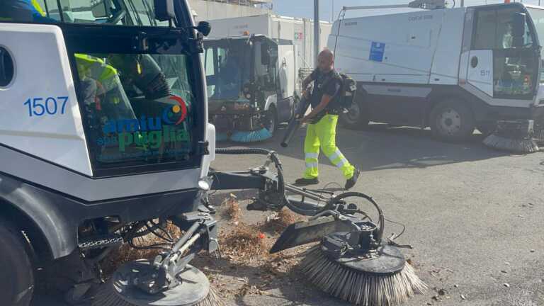 Bari, presentati i nuovi mezzi Amiu: potenziati i servizi di spazzamento e raccolta porta a porta – VIDEO