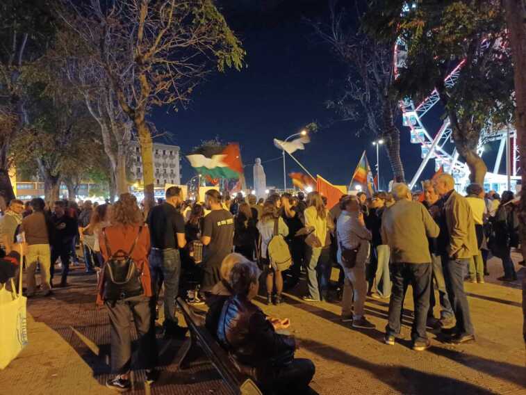 Galleria foto 'La comunità palestinese ritorna in piazza Diaz a Bari: «Stop genocidio a Gaza»' - foto 1