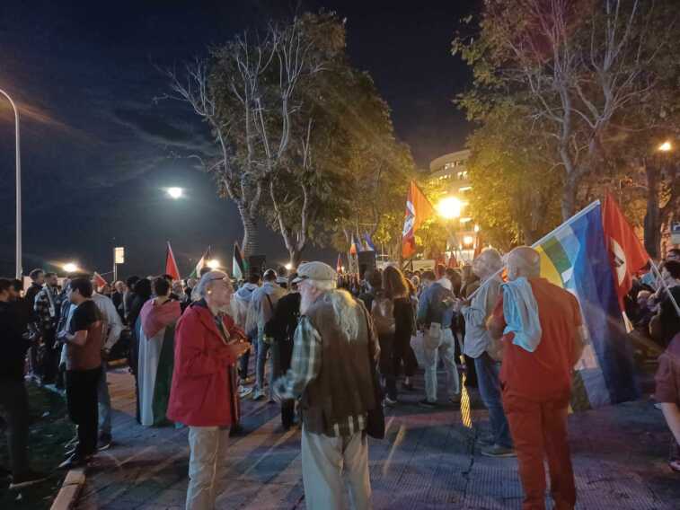 La comunità palestinese ritorna in piazza Diaz a Bari: «Stop genocidio a Gaza»