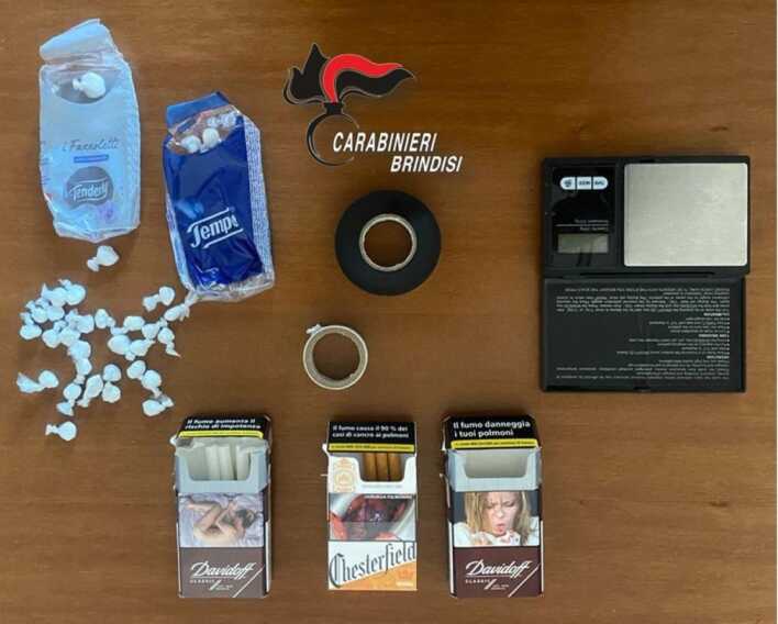 Cocaina nascosta in pacchetti di fazzoletti e sigarette: arrestati due 50enni nel Brindisino
