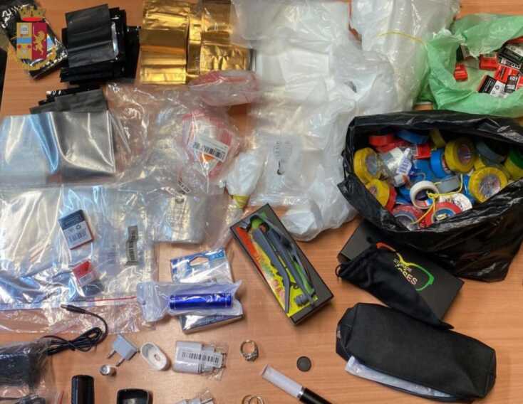 Bari, caricabatteria e anelli modificati per nascondere la droga: gli oggetti sequestrati dalla Polizia