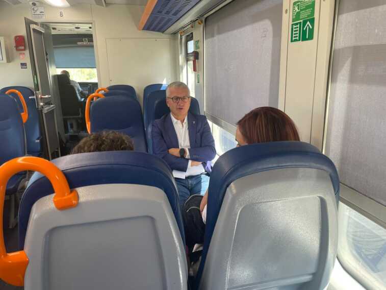 Galleria foto 'Il Frecciarosa da Potenza a Foggia: sul treno della prevenzione consulti gratuiti sui tumori femminili – VIDEO' - foto 2