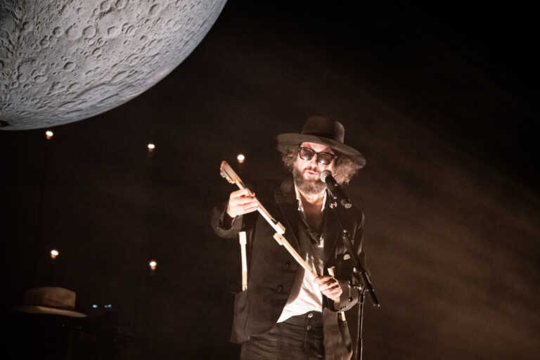 Capossela porta a teatro l’urgenza della condivisione: «La musica al servizio delle parole»