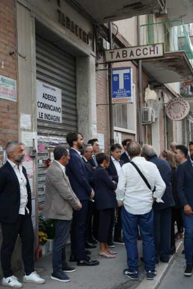 Galleria foto '«Siamo con voi». Giuseppe Conte incontra i familiari di Franca Marasco, la tabaccaia uccisa Foggia' - foto 1