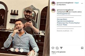 Galleria foto 'Andrea Giambruno taglia il ciuffo, la foto dal barbiere' - foto 1